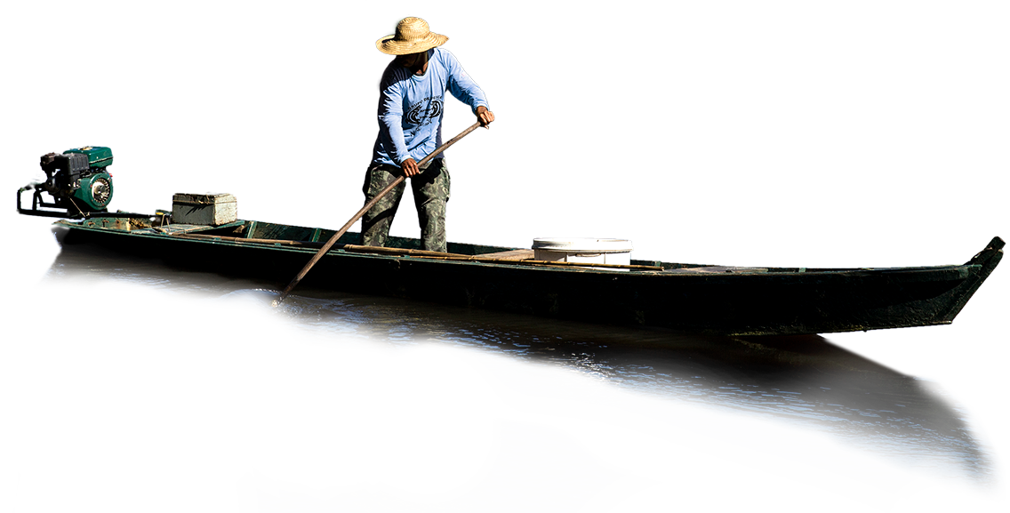 Homem em uma canoa remando no rio